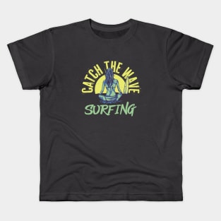 SURFING GIRL ( CATCH THE WAVE) Kids T-Shirt